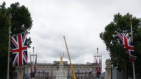 Anlässlich der Feierlichkeiten zum Thronjubiläum der Queen gleicht der Platz vor dem Buckingham-Palast einer großen Baustelle.