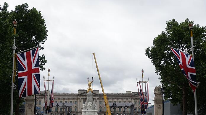 Anlässlich der Feierlichkeiten zum Thronjubiläum der Queen gleicht der Platz vor dem Buckingham-Palast einer großen Baustelle.