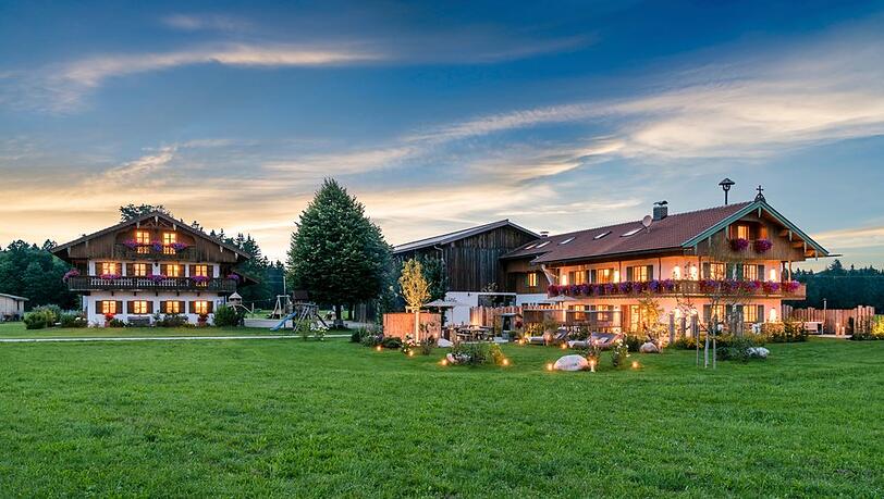 Abendstimmung nahe dem Tegernsee: Der Hussnhof lockt mit Luxus und Alpakas.