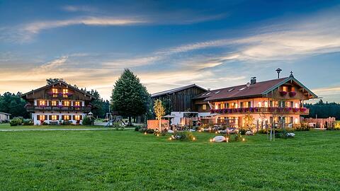 Abendstimmung nahe dem Tegernsee: Der Hussnhof lockt mit Luxus und Alpakas.
