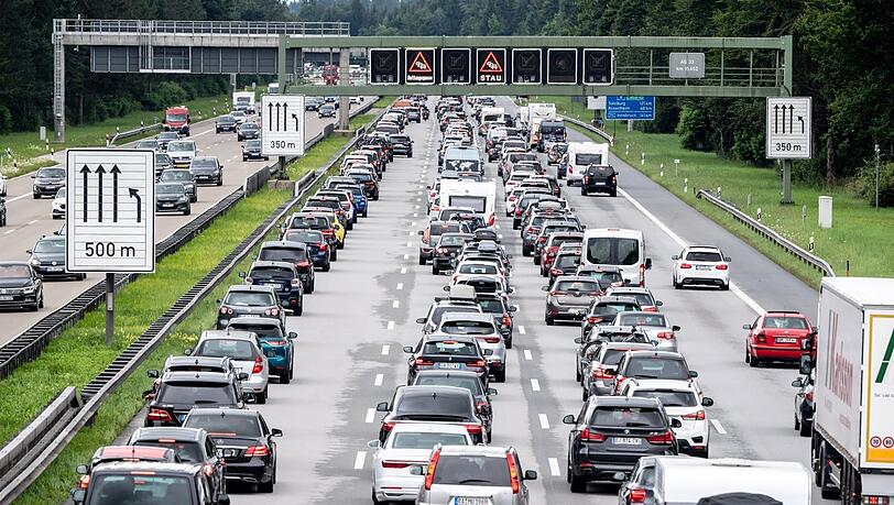 Der Verkehr staut sich auf der Autobahn 8 hinter München in Fahrtrichtung Brenner und Salzburg (Symbolbild).