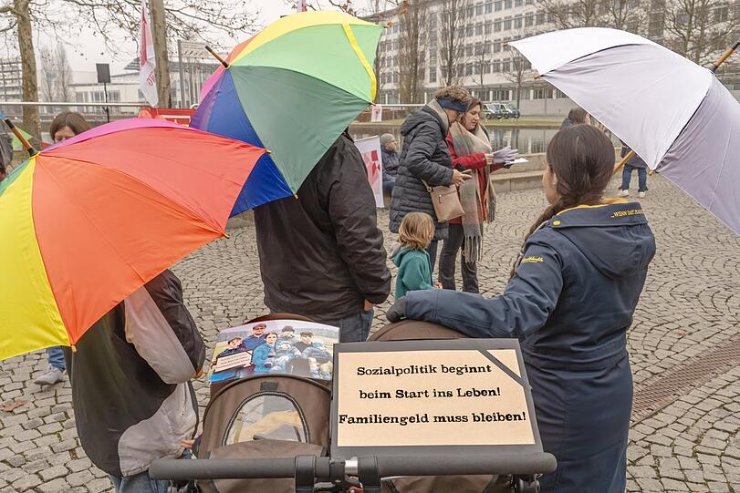 Demonstration in München: Eltern und Erzieher protestieren gegen das Kinderstartgeld-Aus der Bayerischen Staatsregierung. Demonstration in München: Eltern und Erzieher protestieren gegen das Kinderstartgeld-Aus der Bayerischen Staatsregierung.