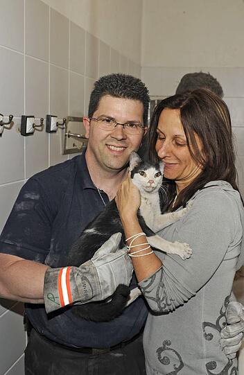 Nach dem Einsatz konnte die Besitzerin ihre Katze wieder im Arm halten.