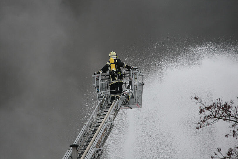 Feuer im Gartencenter in Ergolding: Die Feuerwehrler schossen aus vollen Rohren mit dem Lösch-Schaum - dennoch brannte das Center völlig ab. Die Bilder