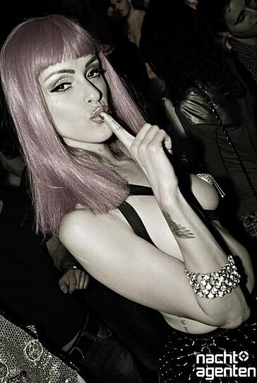 Beim "Honey Bunny" im Jack Rabbit war am Freitag viel nackte Haut zu sehen. Mehr Bilder unter:  www.nachtagenten.de