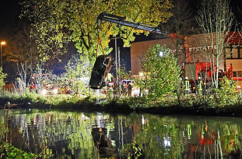 Ein Kran buxiert das Auto des 15-Jährigen aus dem Wertachkanal in Augsburg.