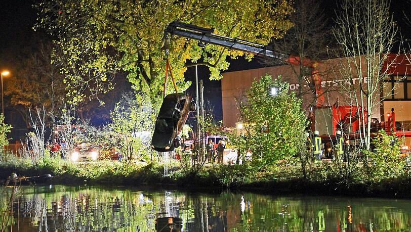 Ein Kran buxiert das Auto des 15-Jährigen aus dem Wertachkanal in Augsburg. Ein Kran buxiert das Auto des 15-Jährigen aus dem Wertachkanal in Augsburg.