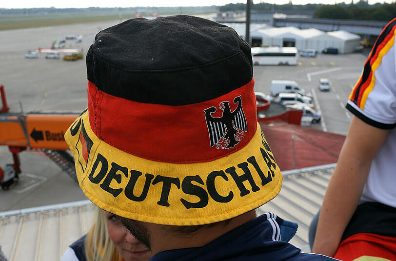 Die deutschen Fans empfangen die Fußball-Weltmeister - die Bilder von der Berliner Fanmeile und dem Flughafen Tegel.