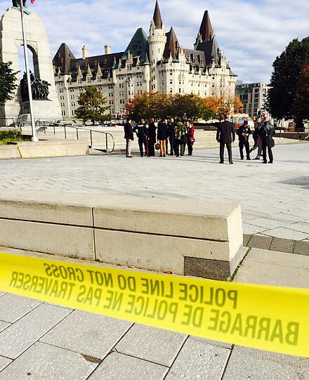 In Ottawa hat ein Mann das Parlament mit einem Gewehr angegriffen. Zuvor war ein Soldat am Weltkriegsdenkmal niedergeschossen worden.