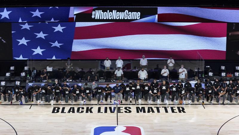 Die Spieler der New Orleans Pelicans und Utah Jazz knien bei der Nationalhymne gemeinsam vor einem "Black Lives Matter"-Schriftzug. Die Spieler der New Orleans Pelicans und Utah Jazz knien bei der Nationalhymne gemeinsam vor einem "Black Lives Matter"-Schriftzug.