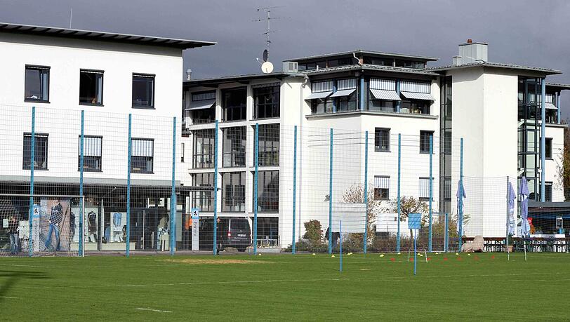 Geschäftsstelle (Mitte) und Nachwuchszentrum mit Fanshop (links) des TSV 1860 München. Geschäftsstelle (Mitte) und Nachwuchszentrum mit Fanshop (links) des TSV 1860 München.