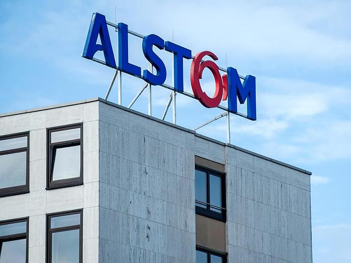 Das Logo des Bahntechnik-Herstellers Alstom auf dem Alstom-Verwaltungsgebäude in Salzgitter.