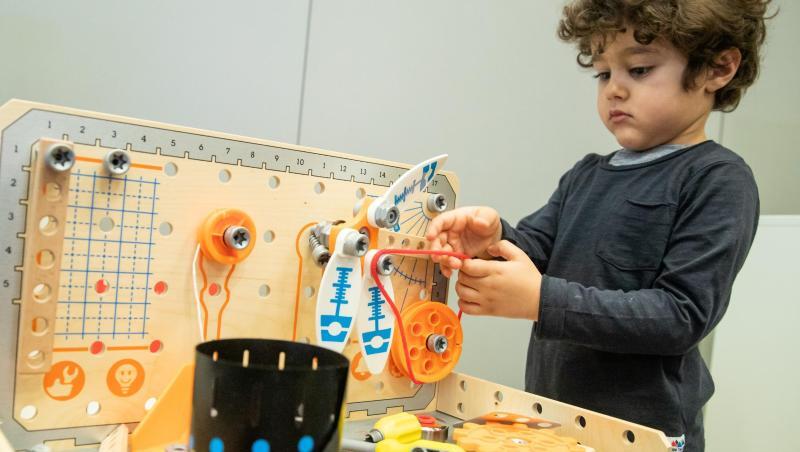Kaan spielt am Rande der Pressekonferenz zur Spielwarenmesse 2019 mit der Werkbank Deluxe Scientific Workbench. Kaum ein Produkt dort kommt ohne technische Spielerei aus. Kaan spielt am Rande der Pressekonferenz zur Spielwarenmesse 2019 mit der Werkbank Deluxe Scientific Workbench. Kaum ein Produkt dort kommt ohne technische Spielerei aus.