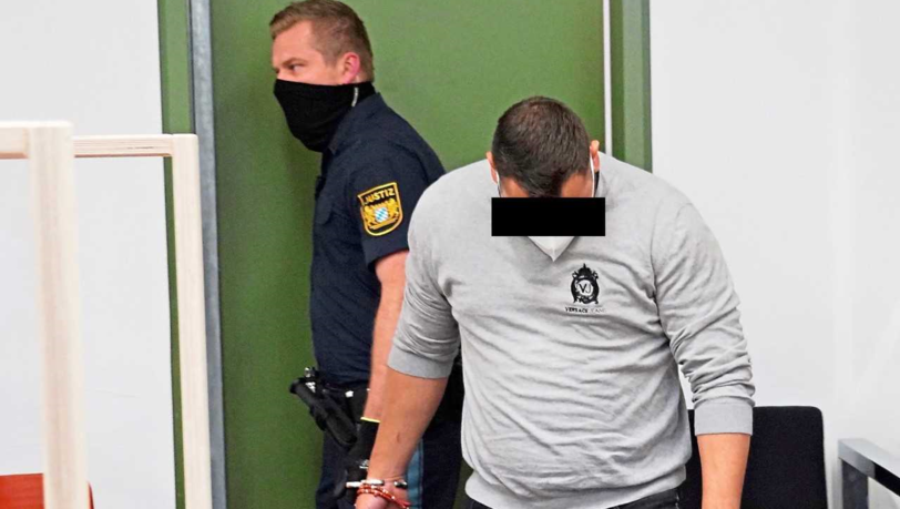 Der Angeklagte wird in den Saal geführt.