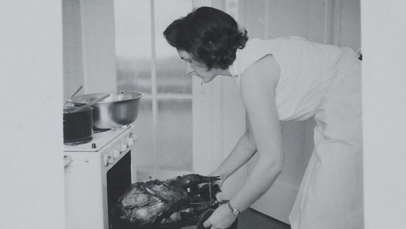 Hedwig Maria Stuber beim Kochen in der 50er Jahren. Hedwig Maria Stuber beim Kochen in der 50er Jahren.