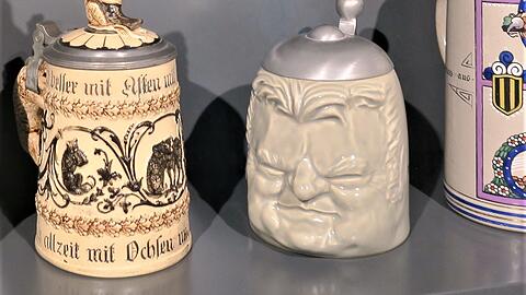 Krüge gibt es im Oktoberfestmuseum auch recht skurrile zu sehen - rechts zum Beispiel mit Franz Josef Strauß.