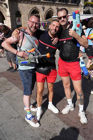 Guillaume, Ben und Linus hatten mit ihren großen Wasserpistolen sichtlich Spaß.