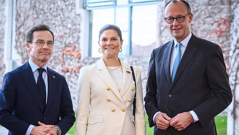 Der schwedische Ministerpräsident Ulf Kristersson, Kronprinzessin Victoria von Schweden und Bundeskanzler Friedrich Merz (re.) am Mittwoch in Berlin. Der schwedische Ministerpräsident Ulf Kristersson, Kronprinzessin Victoria von Schweden und Bundeskanzler Friedrich Merz (re.) am Mittwoch in Berlin.