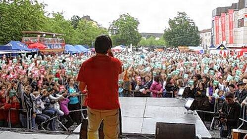 Die Fürther Freiheit ist am Freitag nichts für Feiglinge: Beim „Gnadenlos Grand Prix“ kommen nur die Guten weiter – die anderen werden hemmungslos ausgepfiffen. Die Fürther Freiheit ist am Freitag nichts für Feiglinge: Beim „Gnadenlos Grand Prix“ kommen nur die Guten weiter – die anderen werden hemmungslos ausgepfiffen.
