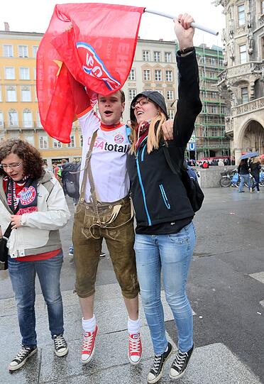 Die Bayernfans sind bereit für einen außergewöhnlichen Fußballabend. Bei brittischem Wetter und bayerischem Bier präsentieren sie die Fans lautstark am Marienplatz. Die besten Bilder.
