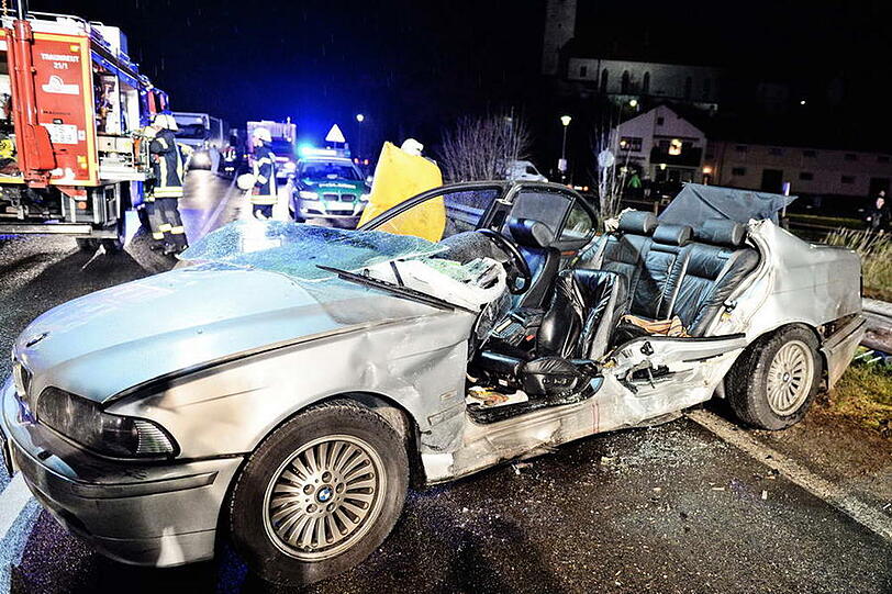 74-Jähriger Mann aus Neuss kollidiert mit einem Sattelzug bei Traunreut. Er stirbt im Krankehnaus. Hier die Bilder der Bergungsaktion.