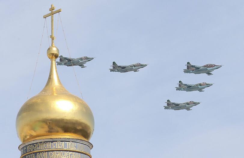 Auf dem Roten Platz in Moskau hat die größte Militärparade der russischen Geschichte begonnen. Zum 70. Jahrestag des Sieges der Sowjetunion über Hitlerdeutschland nahm Kremlchef Wladimir Putin die pompöse Waffenschau ab.