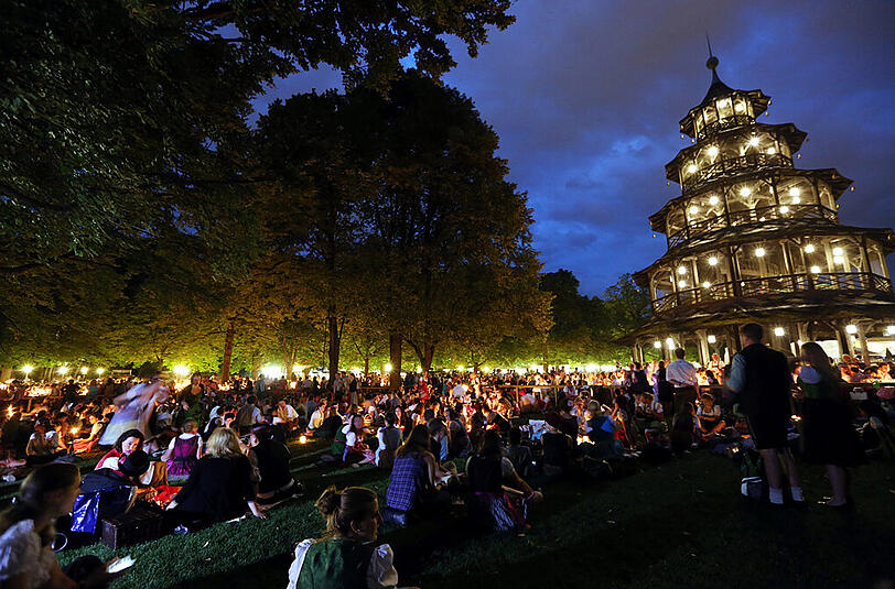 Der Kocherlball am Chinesischen Turm: die schönsten Bilder vom Tanzen im Englischen Garten.