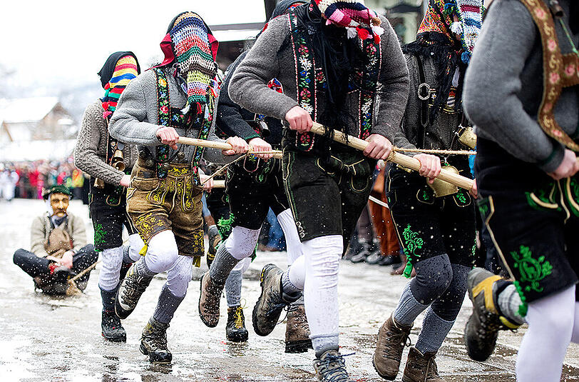 "Pfannenzieher" ziehen beim Faschingstreiben durch Mittenwald. Mit viel Lärm sollen nach altem Brauch die bösen Wintergeister ausgetrieben werden.