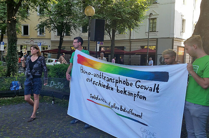 Flagge zeigen: Das Bild stammt aus dem letzten Jahr, als Marcel Rohrlack von den Jungen Grünen Opfer eines gewalttätigen Angriffs geworden ist.