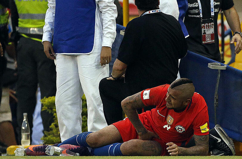 Der erste Akt des Verletzungsdramas: Vidal wird im Spiel gegen Kolumbien verletzt vom Platz getragen.