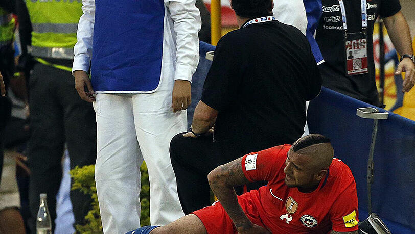 Der erste Akt des Verletzungsdramas: Vidal wird im Spiel gegen Kolumbien verletzt vom Platz getragen. Der erste Akt des Verletzungsdramas: Vidal wird im Spiel gegen Kolumbien verletzt vom Platz getragen.