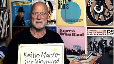 "Wir werden Dich sehr vermissen!" - mit diesem Bild verabschiedet sich das Label von seinem Chef.