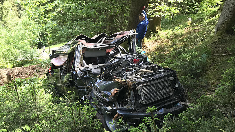 Am Tag danach: Einsatzkräfte bergen das Wrack des Geländewagens.