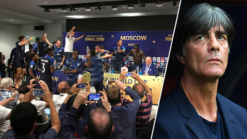 Stürmen die Pressekonferenz und übergießen Trainer Didier Deschamps mit Champagner: Frankreichs Weltmeister-Kicker. Joachim Löw (rechts) dagegen steht vor einem schwierigen Neuanfang.