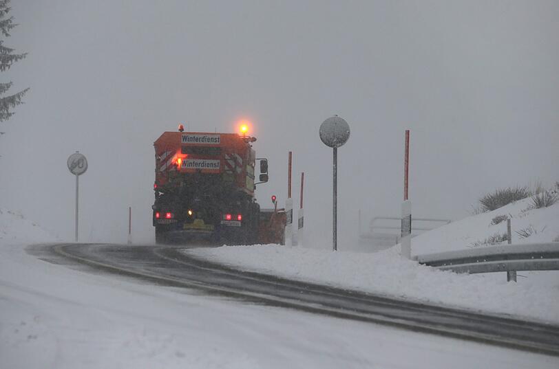 Balderschwang: Ein Schneeräumfahrzeug fährt in rund 1400 Metern Höhe auf dem Riedbergpass im Schneetreiben.