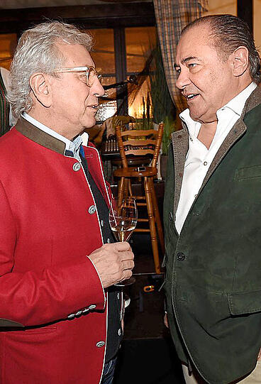 Sänger Bernie Paul ins Gespräch vertieft mit Milliardär Willi Beier.