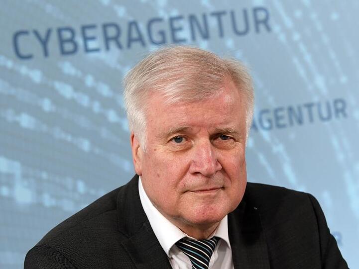 Bundesinnenminister Horst Seehofer bei einer Pressekonferenz zur Gründung der Cyberagentur am Flughafen Leipzig/Halle im Juli 2019. Die neue Agentur wird gemeinsam vom Verteidigungs- und vom Innenministerium getragen.