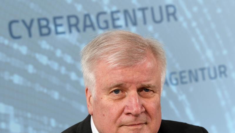 Bundesinnenminister Horst Seehofer bei einer Pressekonferenz zur Gründung der Cyberagentur am Flughafen Leipzig/Halle im Juli 2019. Die neue Agentur wird gemeinsam vom Verteidigungs- und vom Innenministerium getragen. Bundesinnenminister Horst Seehofer bei einer Pressekonferenz zur Gründung der Cyberagentur am Flughafen Leipzig/Halle im Juli 2019. Die neue Agentur wird gemeinsam vom Verteidigungs- und vom Innenministerium getragen.