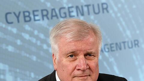Bundesinnenminister Horst Seehofer bei einer Pressekonferenz zur Gründung der Cyberagentur am Flughafen Leipzig/Halle im Juli 2019. Die neue Agentur wird gemeinsam vom Verteidigungs- und vom Innenministerium getragen.