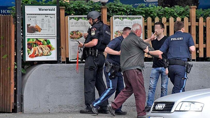 Der nahe gelegene Biergarten wurde in kurzer Zeit geräumt; die Gäste flüchteten bzw. wurden herausgezogen.
