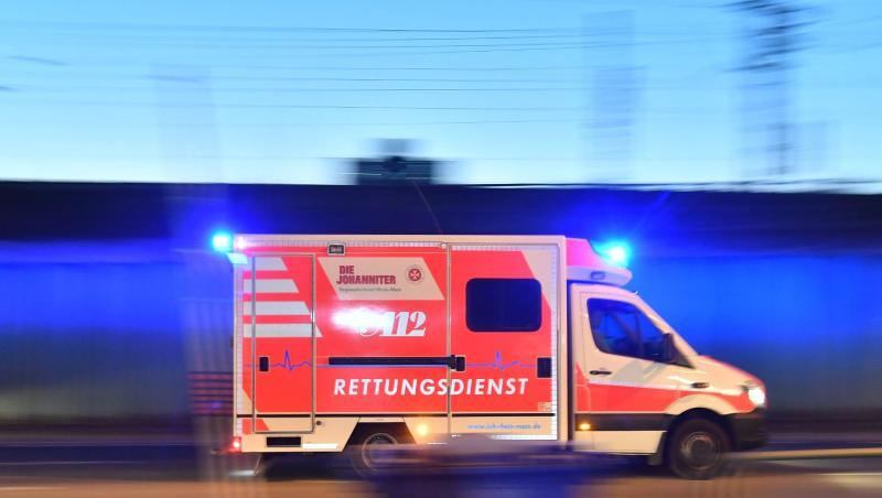 Ein Rettungswagen ist mit eingeschaltetem Blauchlicht im Einsatz. Foto: Boris Roessler/dpa/Symbolbild Ein Rettungswagen ist mit eingeschaltetem Blauchlicht im Einsatz. Foto: Boris Roessler/dpa/Symbolbild