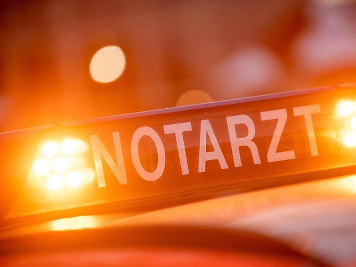 Ein Dachschild mit der Aufschrift "Notarzt". Foto: Lino Mirgeler/Archivbild