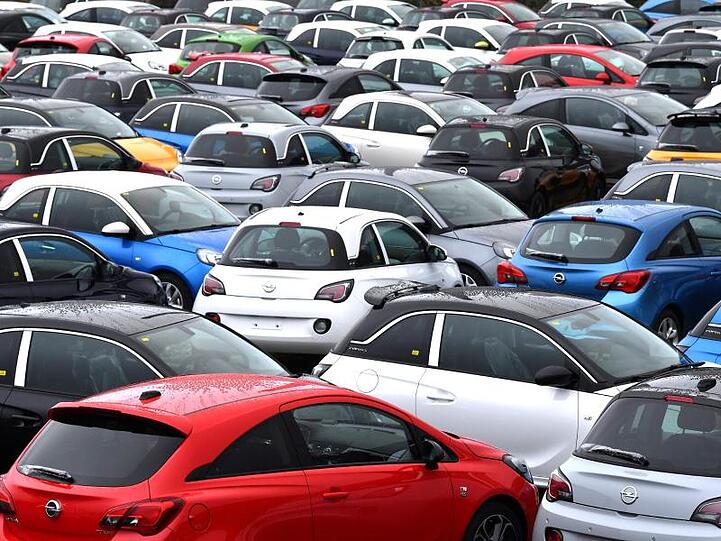 Opel-Autos stehen vor dem Opelwerk in Eisenach.