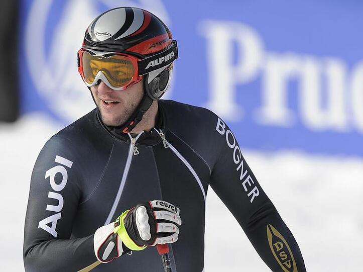 Stephan Keppler blickt nach dem Training in Beaver Creek auf die Anzeigetafel.