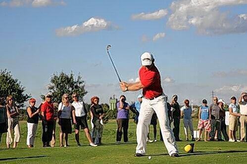 Ein Golfer in Aktion.