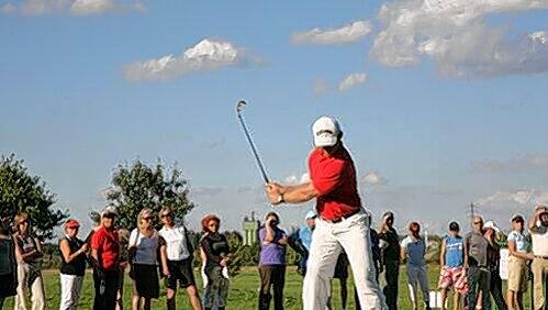 Ein Golfer in Aktion. Ein Golfer in Aktion.