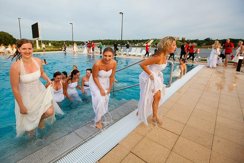 Im polnischen Poznan haben 150 Bräute für einen kranken Fünfjährigen eine spekatakuläre Sammel-Aktion gestartet- und sprangen für den Jungen ins Wasser. Mit dem Geld soll ein neuer Rollstuhl für den an an Epilepsie, Autismus sowie an mehreren Organdefekten leidenen Buben gekauft werden.
