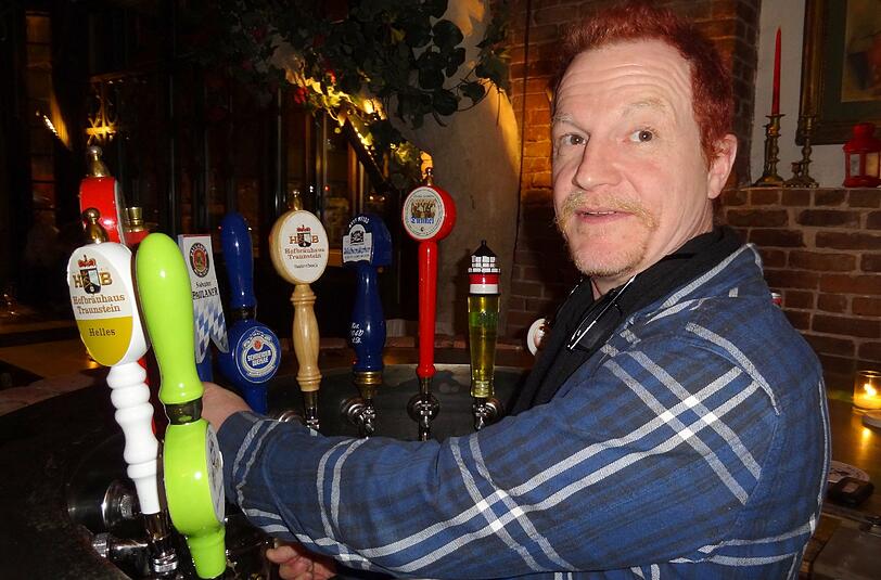 Der Wirt Sylvester Schneider zapft in seinem Lokal "Zum Schneider" in New York ein Bier. New York erlebt derzeit einen Biergarten-Boom.