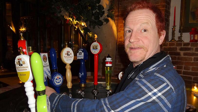 Der Wirt Sylvester Schneider zapft in seinem Lokal "Zum Schneider" in New York ein Bier. New York erlebt derzeit einen Biergarten-Boom. Der Wirt Sylvester Schneider zapft in seinem Lokal "Zum Schneider" in New York ein Bier. New York erlebt derzeit einen Biergarten-Boom.