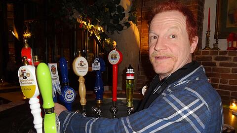 Der Wirt Sylvester Schneider zapft in seinem Lokal "Zum Schneider" in New York ein Bier. New York erlebt derzeit einen Biergarten-Boom.
